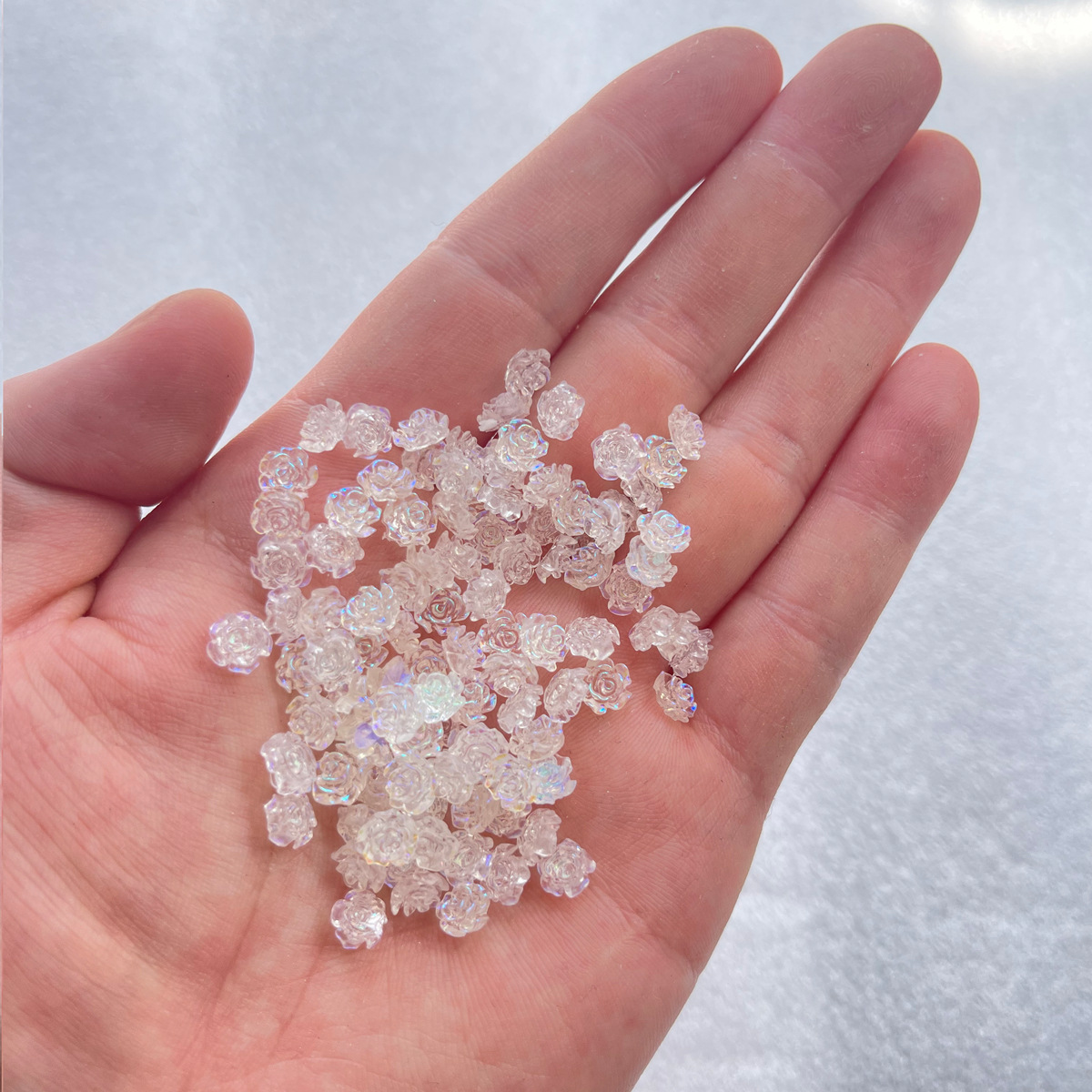 Resin Art Rose - ชาร์มตกแต่งเล็บรูปดอกกุหลาบมุกหลากสี 100 ชิ้น ขนาดต่างๆ ดอกคามิลเลียเรซิ่นแบบสามมิติ เข้าได้กับทุกแบบ